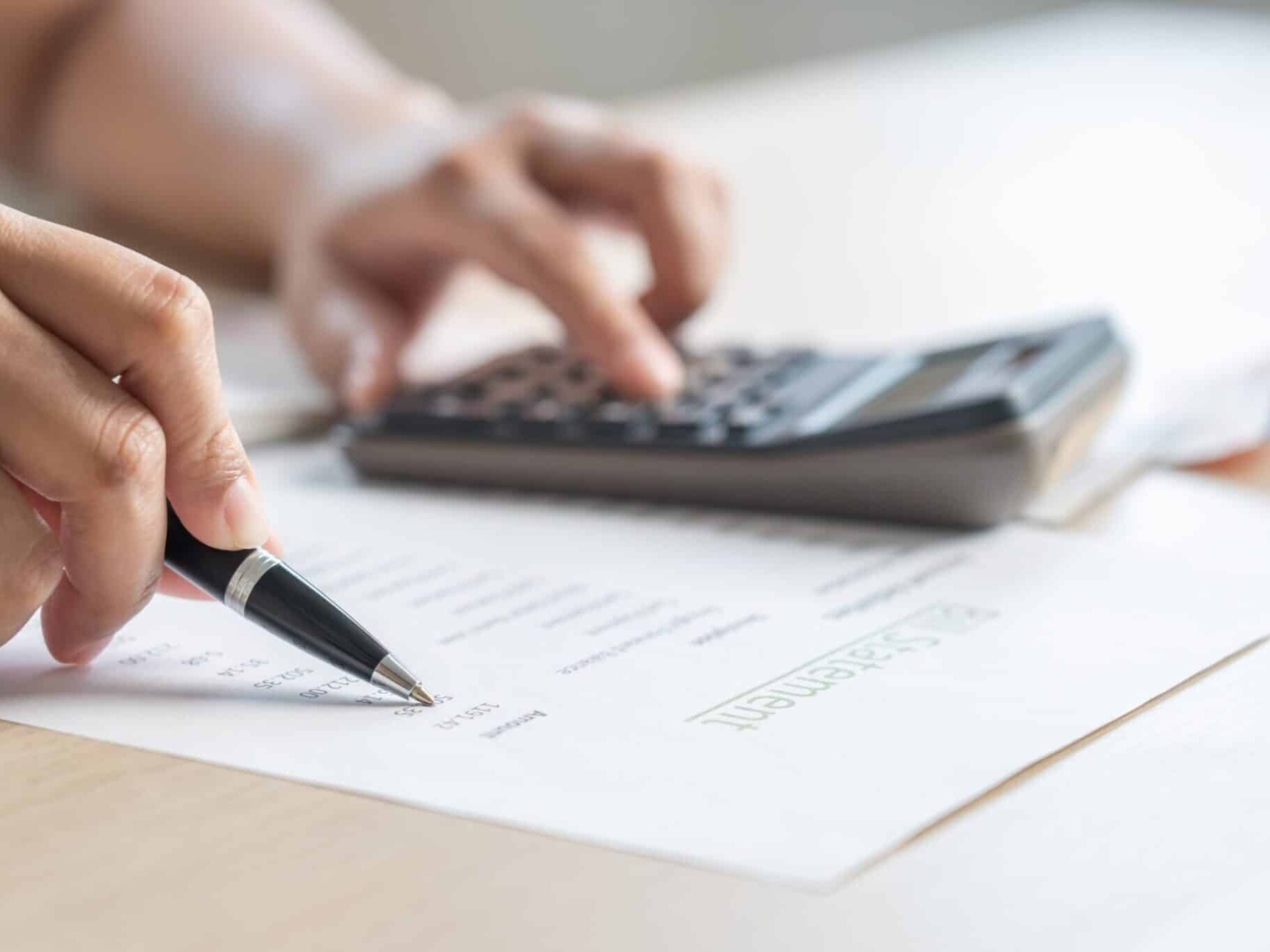 woman calculate bill budget payment home accounti 2025 01 09 08 31 04 utc min scaled uai Compra y venta de casas y pisos La Cerdanya