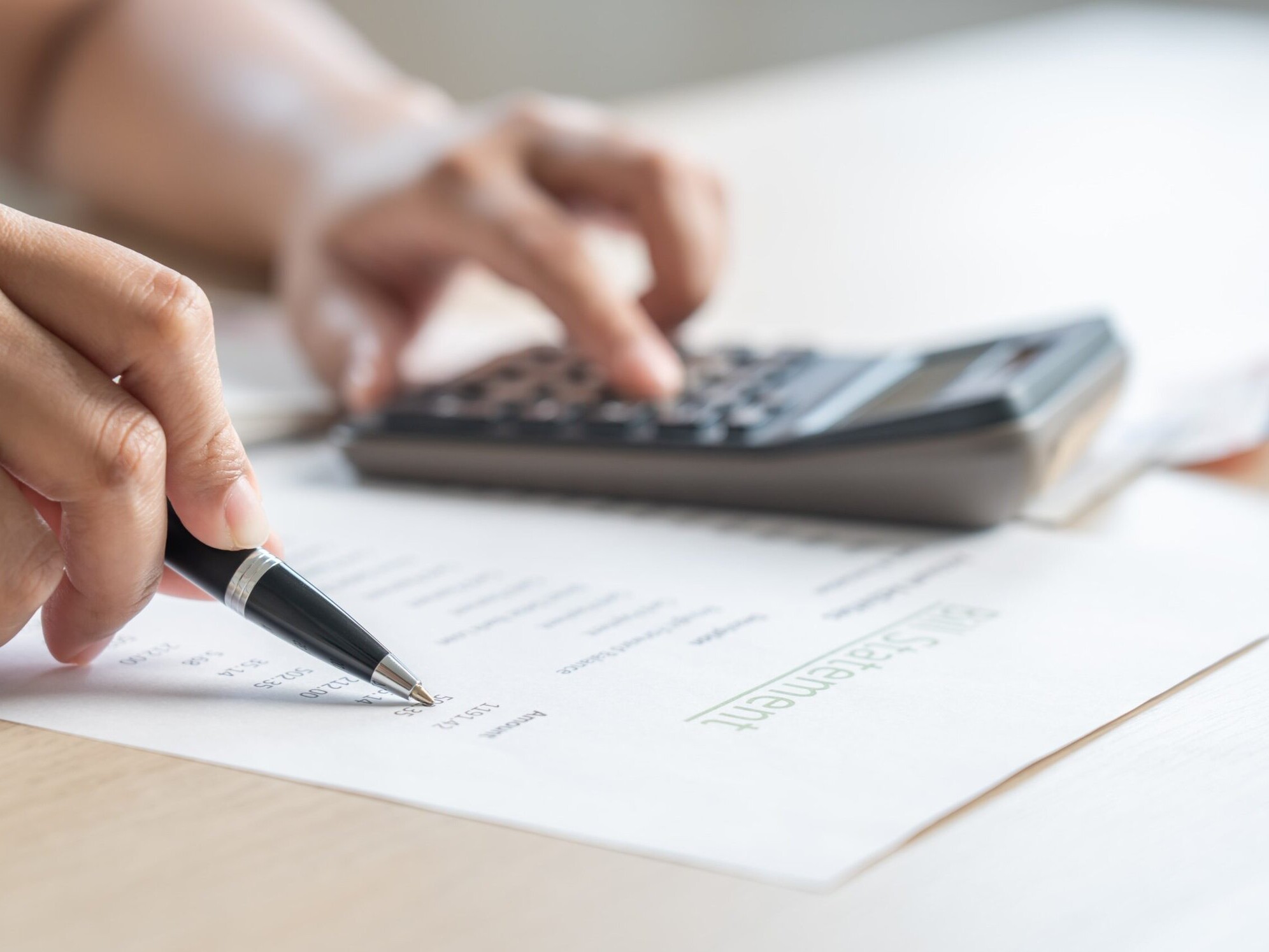 woman calculate bill budget payment home accounti 2025 01 09 08 31 04 utc min scaled uai Compra y venta de casas y pisos La Cerdanya