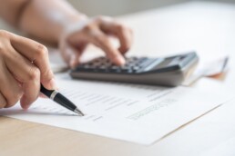 woman calculate bill budget payment home accounti 2025 01 09 08 31 04 utc min scaled uai Compra y venta de casas y pisos La Cerdanya